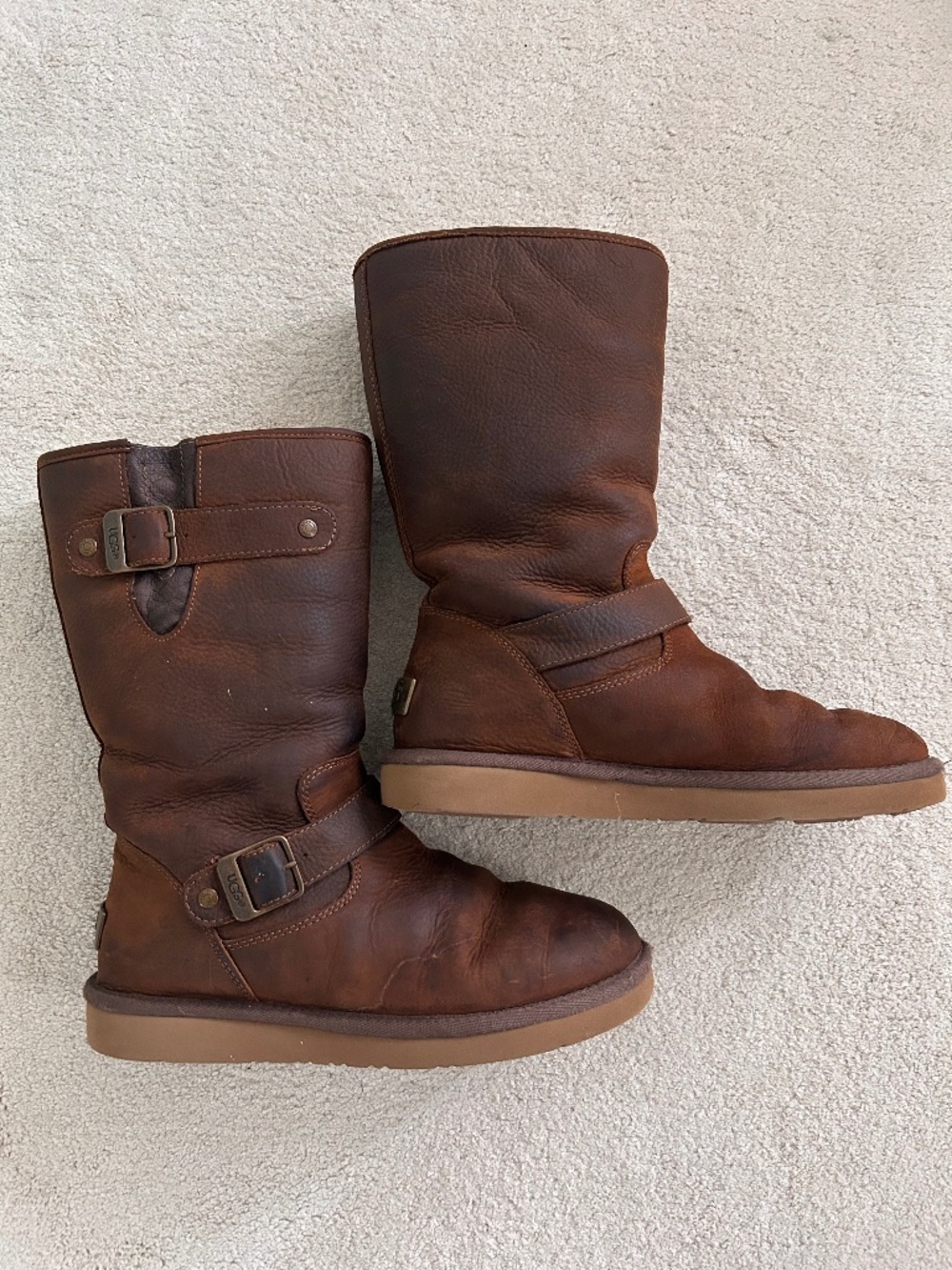 Uggs size 8 shearling boots water resistant